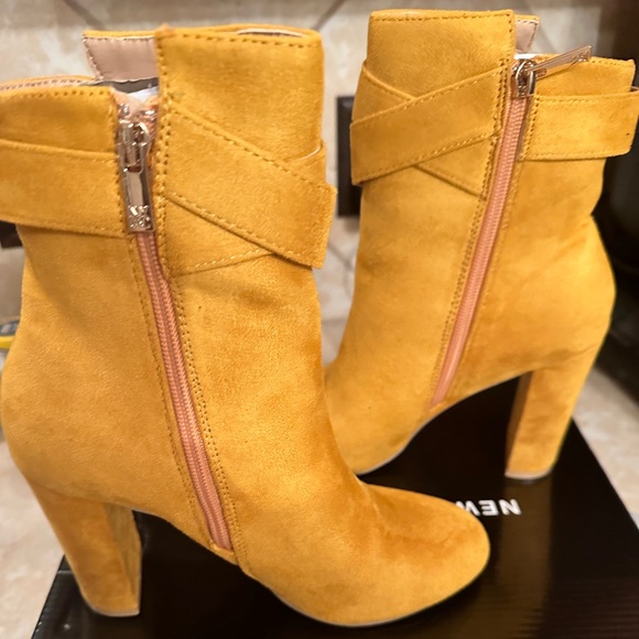 Size 6.5 NEW YORK AND COMPANY BOOTIES - Picture 1 of 3